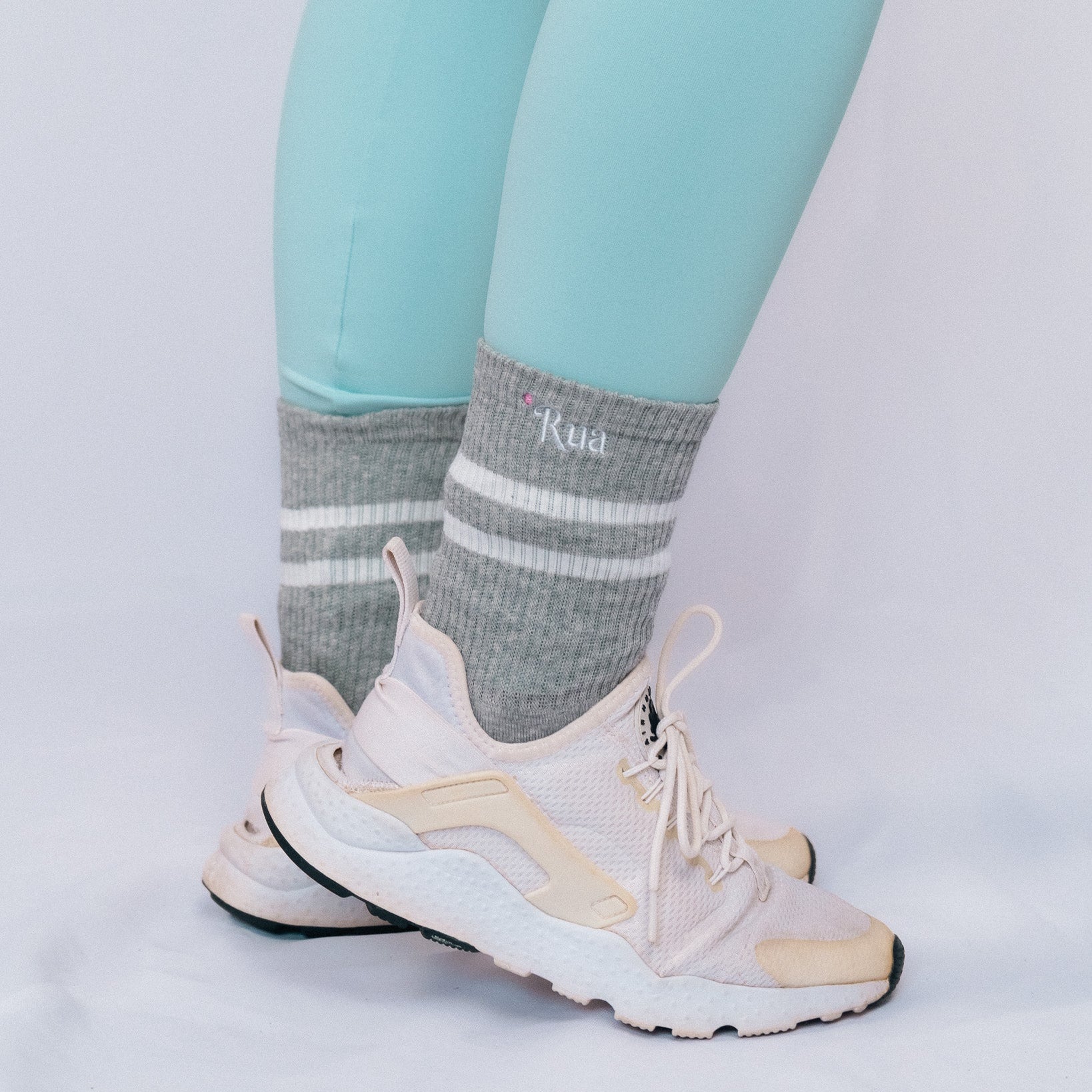 Calcetines Grises con Raya Blanca